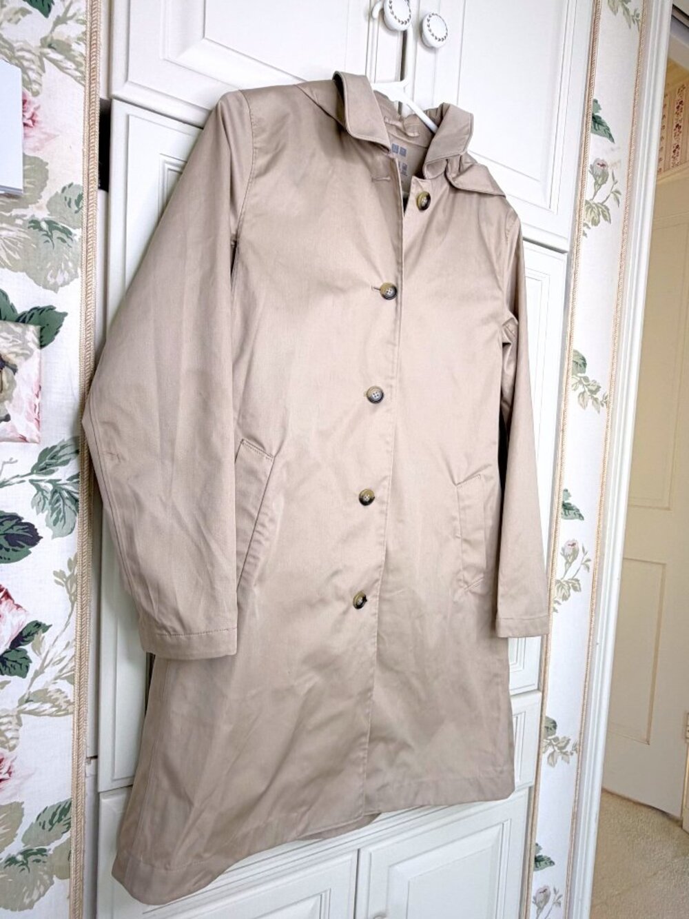 UNIQLO Lightweight Hooded Raincoat Beige Japan Small